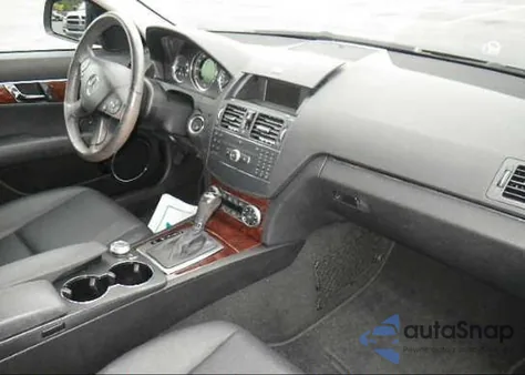 2009 Mercedes-Benz C300 z USA, uszkodzony, nr VIN WDDGF54X79R043623